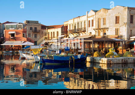 Restaurants au bord de l'eau tôt le matin, la lumière Vieux Port Rethymnon Crète Grèce Banque D'Images