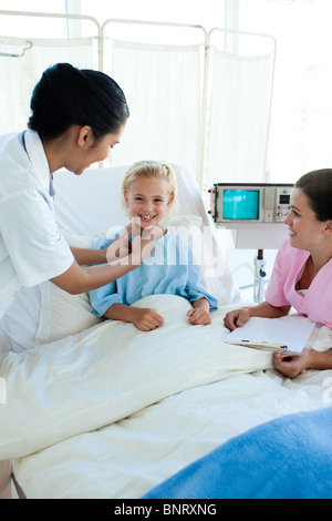 L'examen d'un médecin peu attractive female patient Banque D'Images