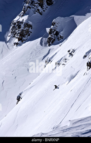 Un homme skis une forte ligne dans le Wyoming. Banque D'Images