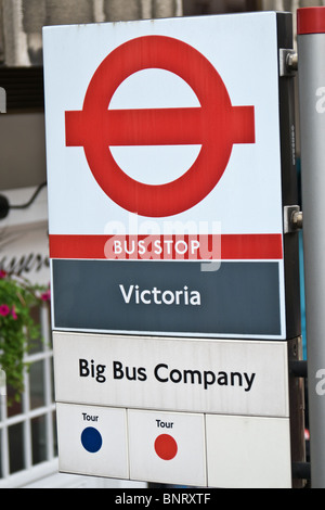 Londres Angleterre, arrêt de bus signes et logos - Victoria - Big Bus Company Banque D'Images