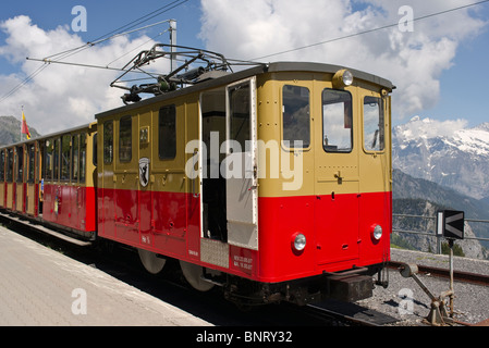 En train de chemin de fer de la gare par chynige "Platte" Suisse Banque D'Images