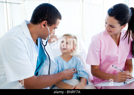 Un médecin et une infirmière de l'examen d'une petite fille Banque D'Images