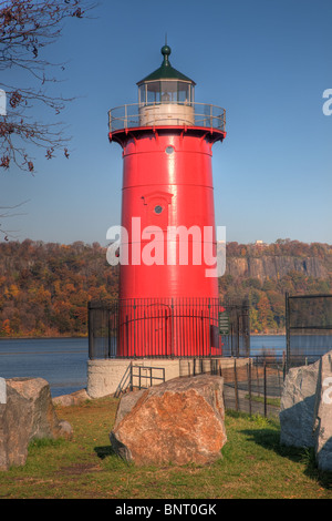 Jeffrey's Hook Lighthouse sur l'Hudson, sous le pont George Washington, vue de Fort Washington Park Banque D'Images