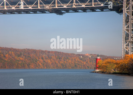 Jeffrey's Hook Lighthouse sur l'Hudson, sous le pont George Washington, vue de Fort Washington Park Banque D'Images