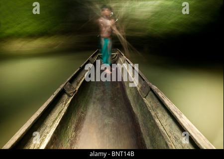 Embera indien dans son bateau sur la rivière Mogue dans la province de Darien, République de Panama, Amérique centrale. Banque D'Images