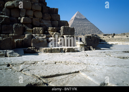 Détail de la Grande Pyramide de Khufu (CHEOPS) avec la pyramide de Khéphren (Khafré) à l'arrière. Banque D'Images