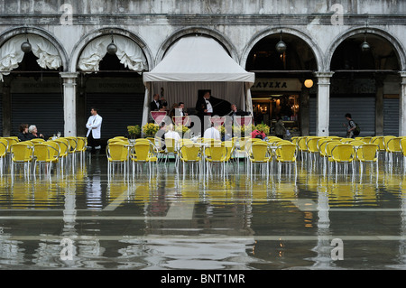 Venise. L'Italie. L'orchestre joue à marée montante sur la Place St Marc / Piazza San Marco. Banque D'Images