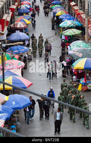 Les soldats chinois à Lhassa, Tibet Banque D'Images