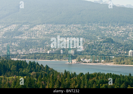 Un grand angle de vue du parc Stanley à Vancouver (premier plan) le pont Lions Gate et la Municipalité de West Vancouver. Banque D'Images