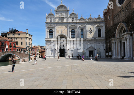 Venise. L'Italie. Campo Santi Giovanni e Paolo, Scuola Grande di San Marco (à gauche) l'église de Santi Giovanni e Paolo (à droite) Banque D'Images