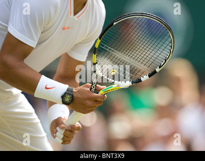 Détail d'un joueur tenant une raquette pendant la Wimbledon Tennis Championships 2010 Banque D'Images