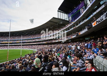 Partisans encourager leurs équipes pendant un match de football. Melbourne, Victoria, Australie. Banque D'Images