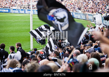 Partisans encourager leurs équipes pendant un match de football. Melbourne, Victoria, Australie. Banque D'Images