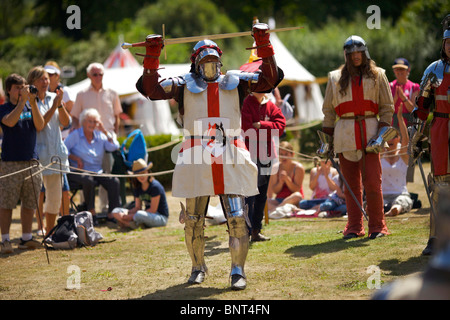 Habillé en armure authentique et à l'aide d'épées réel de reconstitution historique comme duel médiéval lors d'une fête médiévale qui a eu lieu à Arundel Banque D'Images