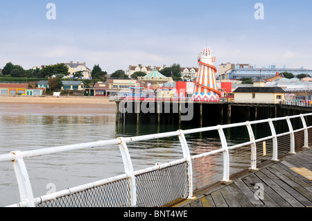 Pier et front de mer à Clacton On Sea, Essex Banque D'Images