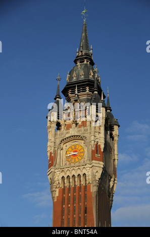 La tour de l'horloge ou beffroi de l'hôtel de ville d'inspiration flamande à Calais, France. Construit en 1895. Banque D'Images