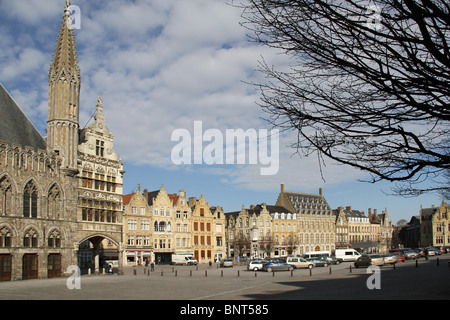 Place du marché et Halle aux Draps d'Ypres, Belgique Banque D'Images