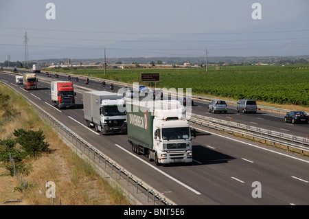 Autoroute A9 chaussées vu au nord de Perpignan sud de la France à l'aide de camions route autoroute française Banque D'Images