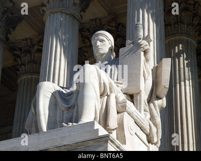 La Cour suprême des États-Unis historique Building Statue, intitulé "Autorité de droit'.