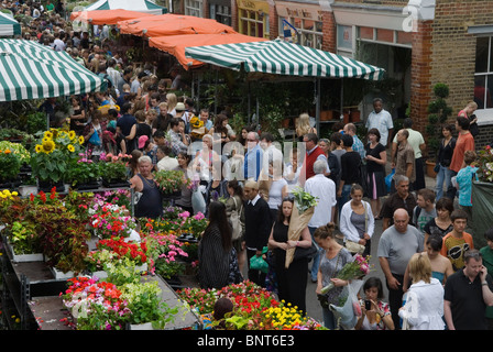 Columbia Road Sunday Flower Market, foules de gens qui magasinent pour des fleurs East London UK HOMER SYKES Banque D'Images