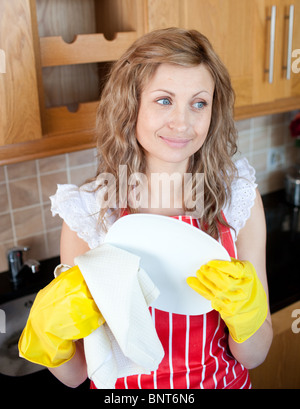 Smiling woman vaisselle Banque D'Images