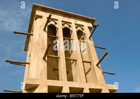 Tour éolienne traditionnelle dans le quartier historique de DUBAÏ, ÉMIRATS ARABES UNIS Bastakia Banque D'Images