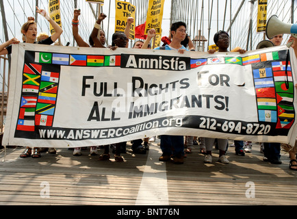 Le "Nous sommes tous Arizona' mars s'est tenue à New York le 29 juillet, Brooklyn-Manhattan, pour protester contre le SB 1070 Loi de l'Arizona. Banque D'Images