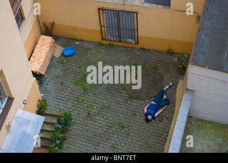 Homme étendu sur une cour de district Zizkov Prague République Tchèque Europe Banque D'Images