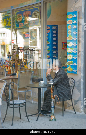 Man smoking nargile pipe à eau centre de Budapest Hongrie Europe Banque D'Images