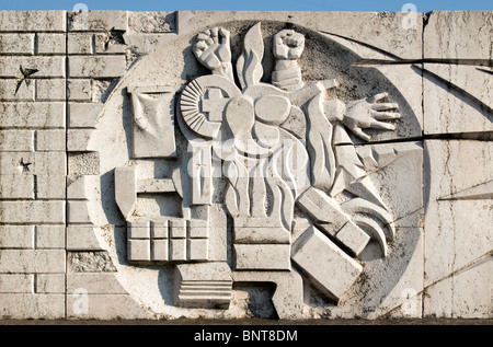 Close-up of White Heroes de la puissance des peuples Memorial Wall Relief, Statue (Memento) Park (Szoborpark) à Budapest, Hongrie Banque D'Images