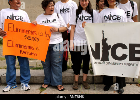 Le "Nous sommes tous Arizona' mars s'est tenue à New York le 29 juillet, Brooklyn-Manhattan, pour protester contre le SB 1070 Loi de l'Arizona. Banque D'Images