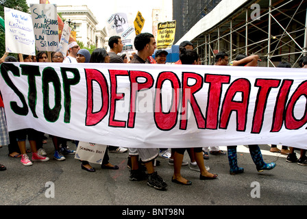 Le "Nous sommes tous Arizona' mars s'est tenue à New York le 29 juillet, Brooklyn-Manhattan, pour protester contre le SB 1070 Loi de l'Arizona. Banque D'Images