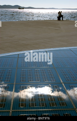 Close up de panneaux solaires sur le monument 'au Soleil' conçu par l'architecte croate Nikola Bašić, Zadar, Croatie Banque D'Images