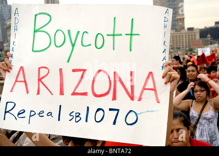 Le "Nous sommes tous Arizona' mars s'est tenue à New York le 29 juillet, Brooklyn-Manhattan, pour protester contre le SB 1070 Loi de l'Arizona. Banque D'Images