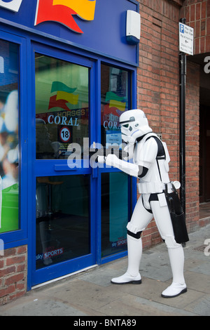 Les bookmakers & Storm-trooper à Stockton International Riverside Festival (SIRF), Teesside, UK - Juillet 2010 Banque D'Images