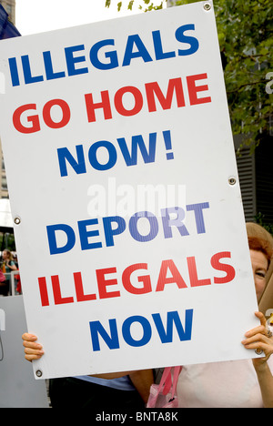 Le "Nous sommes tous Arizona' mars à New York le 29 juillet, Brooklyn-Manhattan, pour protester contre le droit de l'Arizona SB 1070 -- voir la description. Banque D'Images