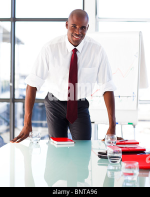 Handsome businessman après avoir donné une présentation Banque D'Images