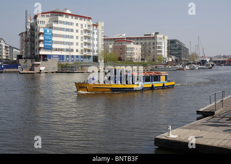 Ferry bateau-bus circulant le long le port de Bristol, Angleterre, Royaume-Uni Banque D'Images