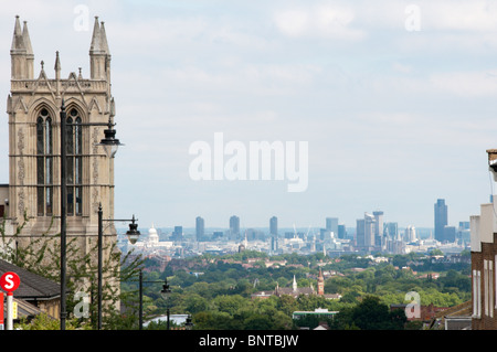 Vue depuis la colline, le Palais de Cristal de la ville de Londres et la Cathédrale St Paul à la distance Banque D'Images