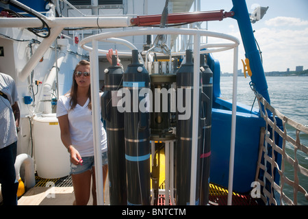 Un membre d'équipage à bord de l'équipement d'échantillonnage de l'eau explique l'Agence de protection de l'OSV Bold à New York Banque D'Images