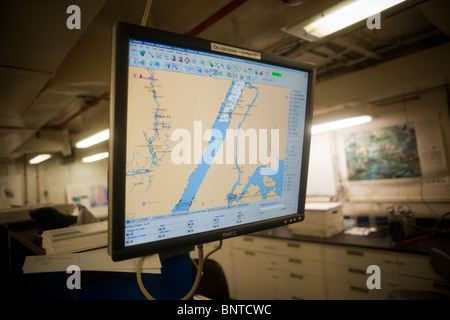 Un écran d'ordinateur affiche l'emplacement du navire, à bord de l'Agence de protection de l'OSV Bold à New York Banque D'Images