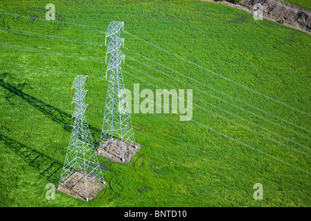 Vue aérienne au-dessus de l'alimentation électrique des lignes de transmission towers dans le comté de Sonoma en Californie Banque D'Images