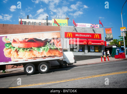 McDonald's restaurant à Harlem à New York reçoit une livraison le samedi, 31 juillet 2010. (© Richard B. Levine) Banque D'Images