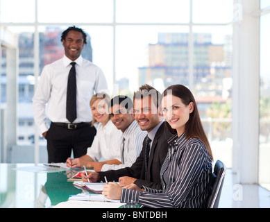 Confident businesswoman assister à une présentation Banque D'Images