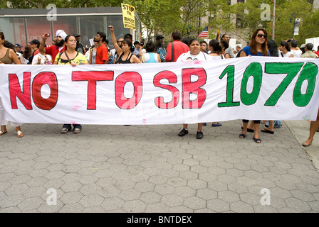 Le "Nous sommes tous Arizona' mars s'est tenue à New York le 29 juillet, Brooklyn-Manhattan, pour protester contre le SB 1070 Loi de l'Arizona. Banque D'Images