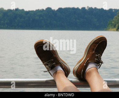 Détente sur une péniche sur la rivière Green Lake, New York Banque D'Images