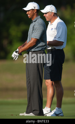 Tiger Woods et caddie Steve Williams profitez d'un moment au cours de la pratique du Tigre 2009 ronde de Championnat des Joueurs. Banque D'Images