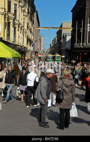 Scène de rue à Helsinki à l'extérieur de magasin principal Stockmanns Banque D'Images