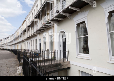 Une terrasse de maisons géorgiennes sur Royal York Crescent, Clifton, Bristol, Angleterre. Banque D'Images