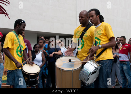 Groupe de tambour brésilien au cours d'un festival à l'Southbank à Londres Banque D'Images